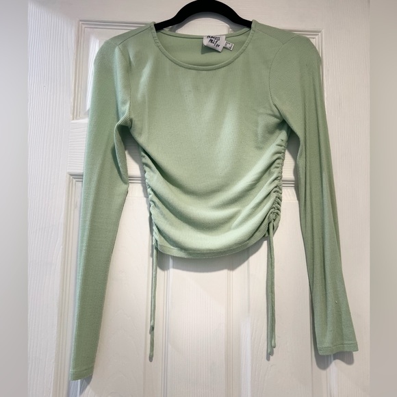 Princess Polly Crop Top SOLD - Picture 3 of 5